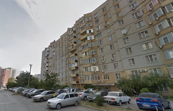 Источник: мать двоих детей выпала из окна многоэтажки в Батайске