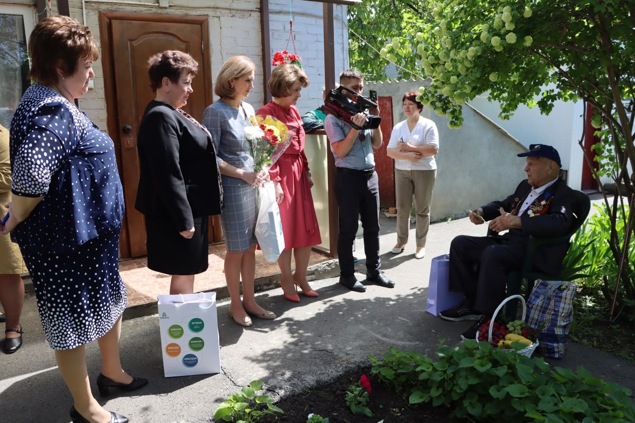 «Единая Россия» в Матвеево-Курганском районе поздравила ветеранов с Днем Победы