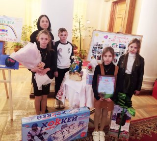 Семья Семеновых из Матвеево-Курганского района приняла участие в финале конкурса замещающих семей «Областная семейная ассамблея»