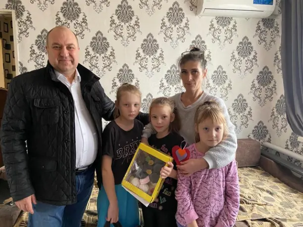 Депутат «Единой России» Валерий Завгородний, поздравил с Днем матери многодетные семьи участников СВО в Матвеево-Курганском районе.