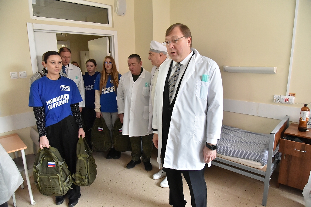 Депутаты фракции «Единая Россия» поздравили с Днем защитника Отечества участников СВО в Окружном военном госпитале