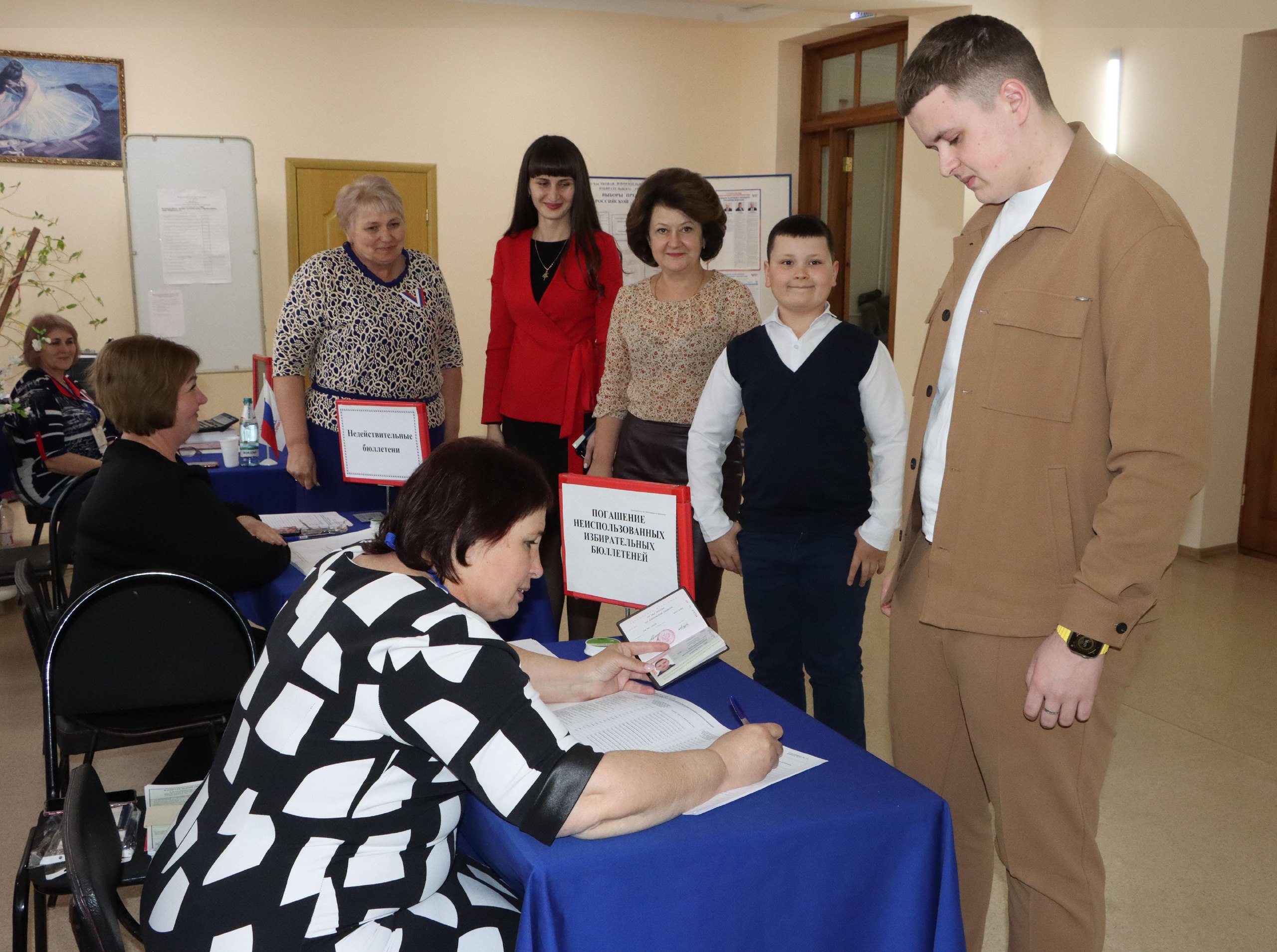 Глава Матвеево-Курганского района голосует вместе с семьей