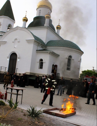 Пожарные Матвеево-Курганского района проверили храмы перед Пасхой