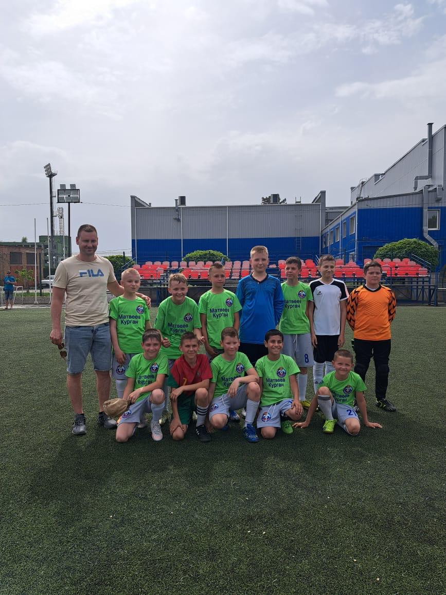 Матвеево-Курганские футболисты победно стартовали в Первенстве области