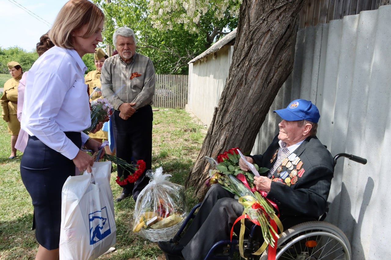 «Единая Россия» в Матвеево-Курганском районе поздравила ветеранов с Днем Победы