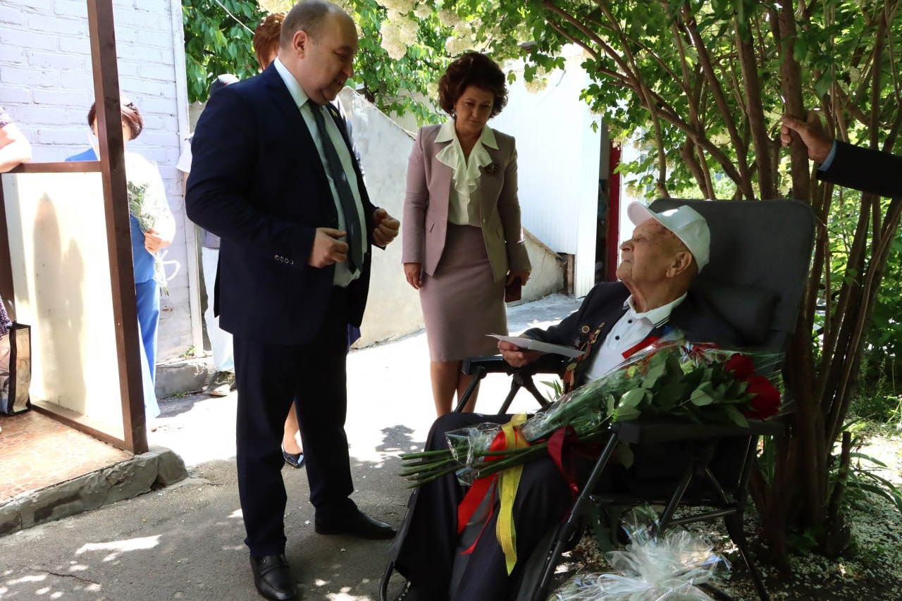 Депутат Валерий Завгородний поздравил участника Великой Отечественной войны