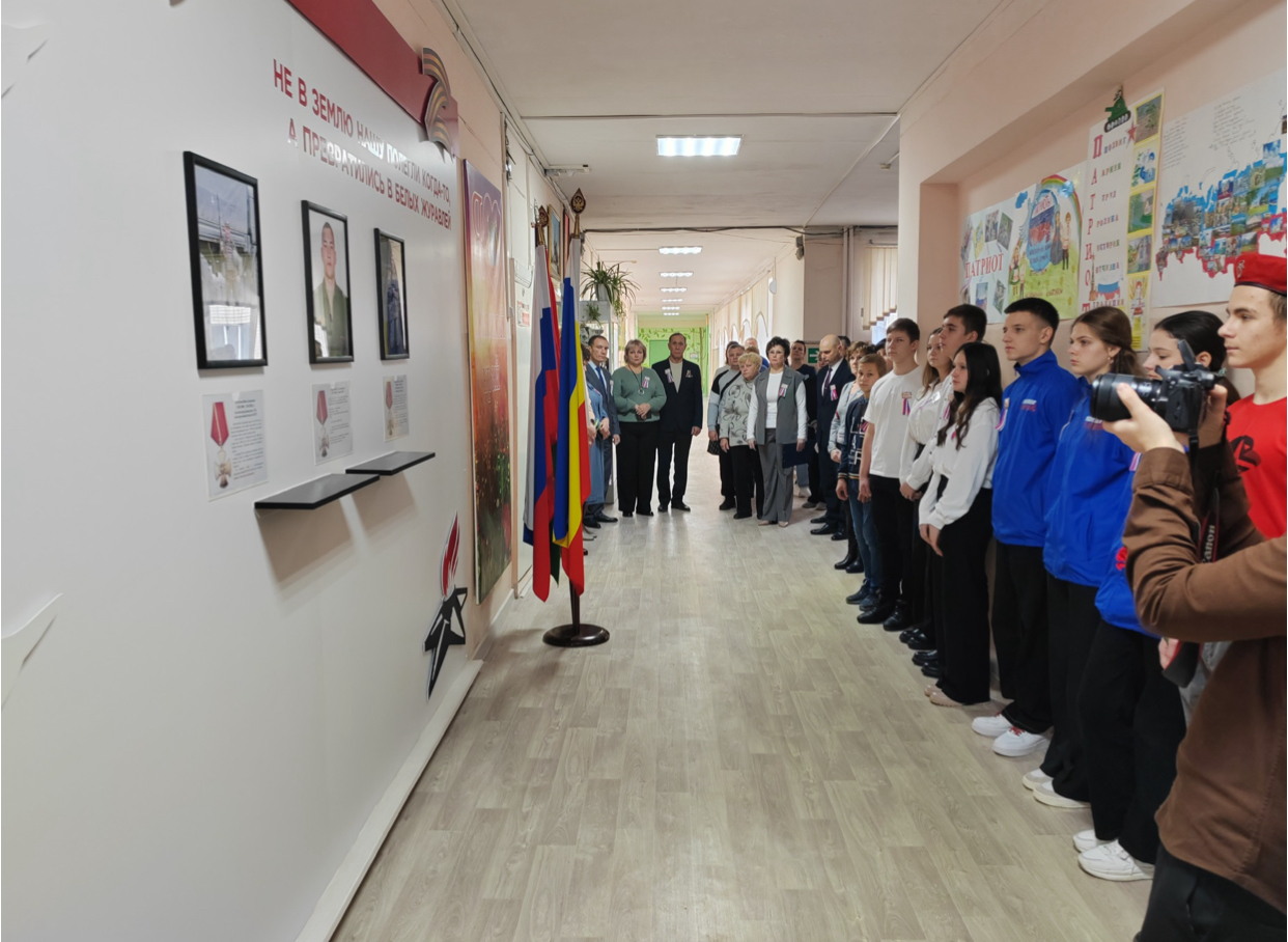 В донской школе-победителе Всероссийского конкурса школьных музеев при поддержке «Единой России» открыли «Стену памяти» участникам СВО